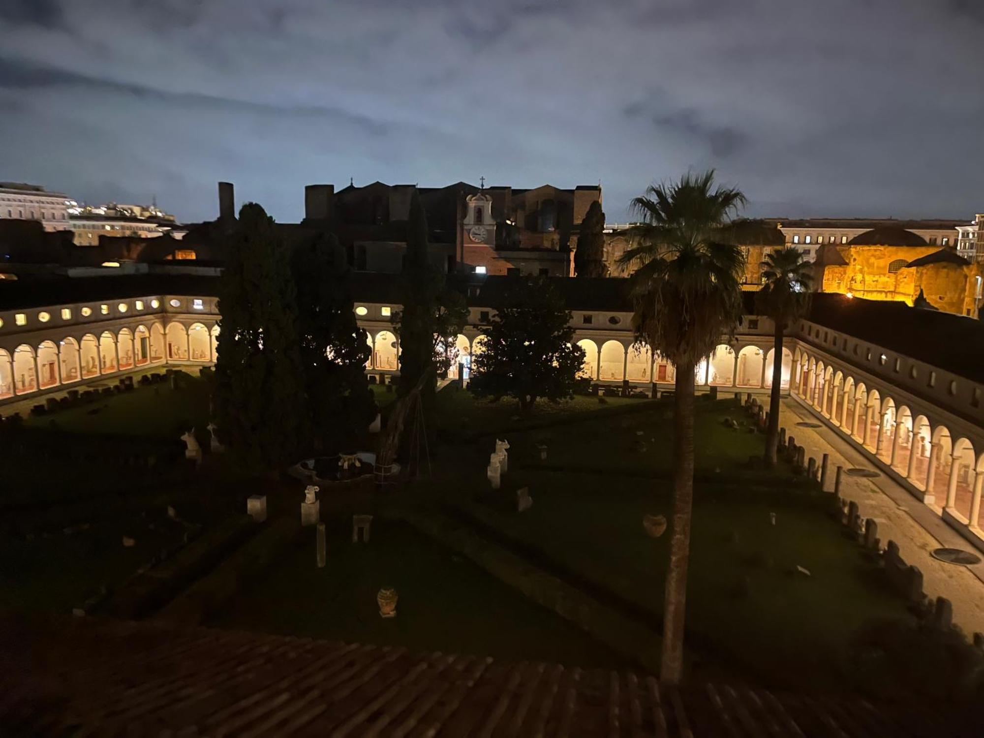 Camera X2 Con Magnifica Vista Sul Chiostro Di Michelangelo E Le Terme Di Diocleziano Rome Buitenkant foto